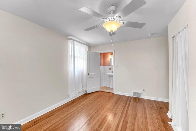 Building Photo - 915 Springhaven Rd