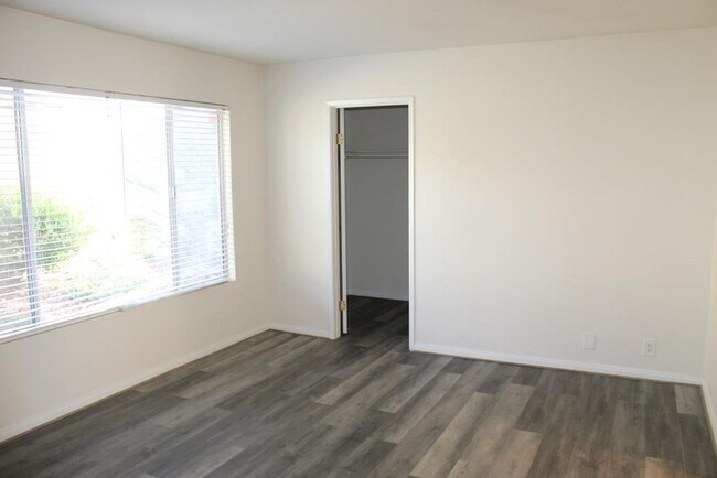 Building Photo - One Story end unit condo 2 Br/1 Ba - Beaco...