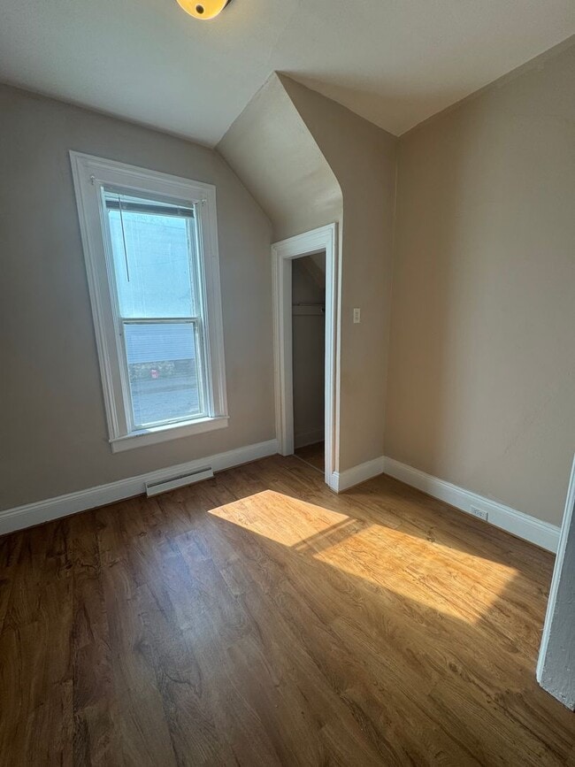 Building Photo - Beautiful 3 Bedroom 1.5 Bathroom Historic ...