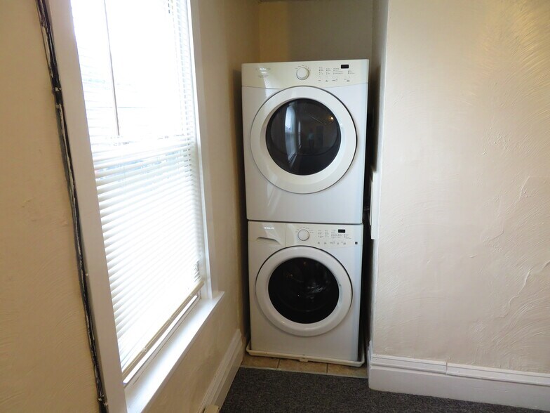 In-unit Laundry Hook-ups - 327 W Brady St