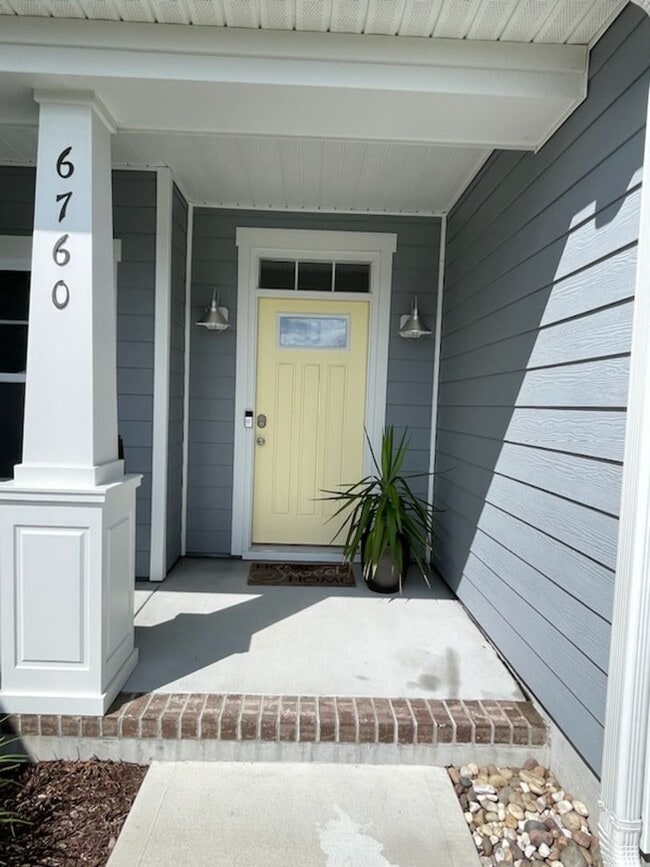 Building Photo - Welcome to this charming 3-bedroom, 2-bath...