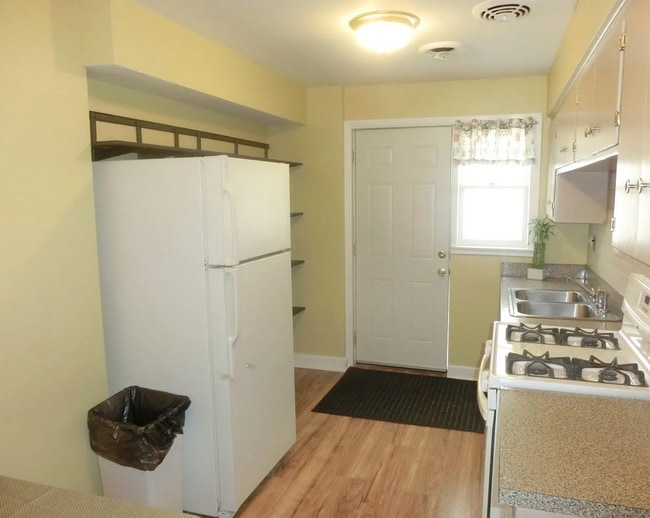 Building Photo - Updated 1-Bedroom Apartment – Available No...