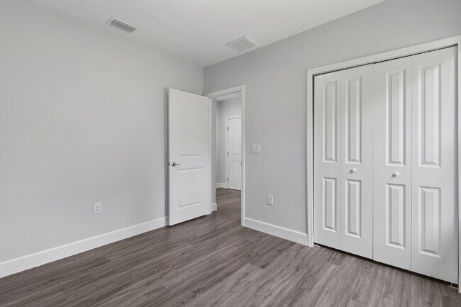 Building Photo - Spacious 3-Bedroom Duplex Oasis with 2 Full Baths in Port Charlotte – Your Ideal Retreat Awaits!