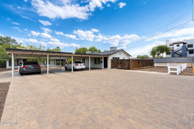 Building Photo - 1024 E Mitchell Dr