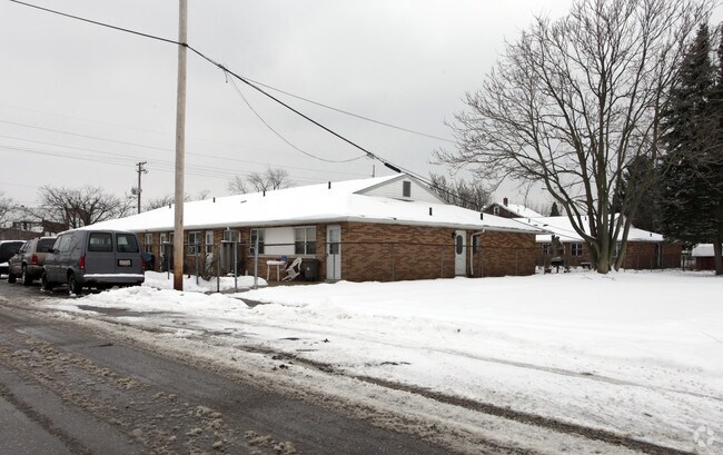 Building Photo - 3929 Mahoning Rd NE