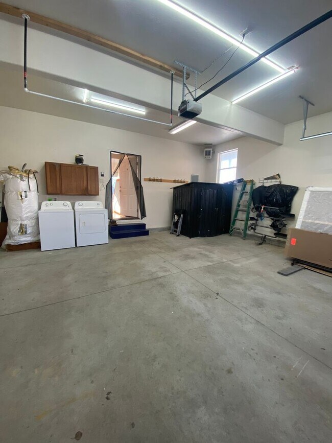 Building Photo - Spacious  3 bedroom 2.5 bathroom townhouse