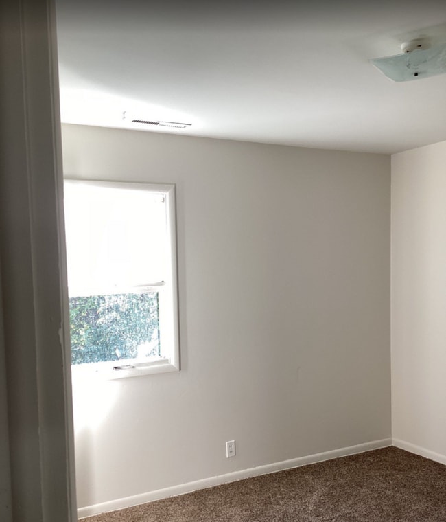 Building Photo - Month to Month