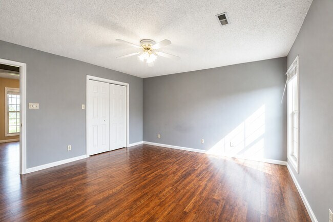 Building Photo - 317 Headrickview Dr