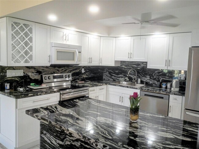 Building Photo - 1410 S Ocean Dr