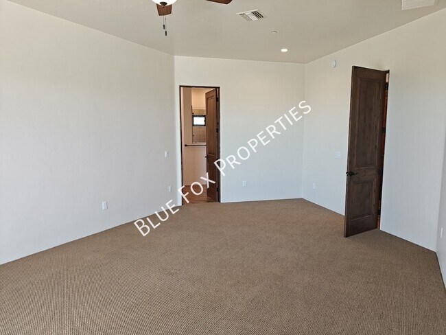 Building Photo - 13037 N Red Quail Pl
