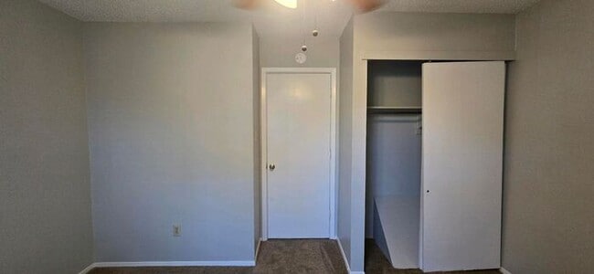 Building Photo - Available Now! 2 Bedroom 1.5 Bath Townhome...