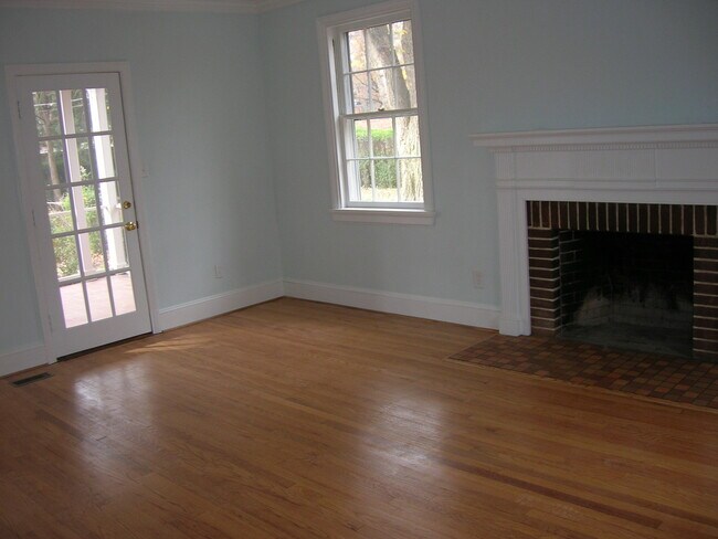 Building Photo - -- AVAILABLE MAY 8TH -- 3 BR / 2.5 BA Nice Brick home in Near West End. Available May 8th!