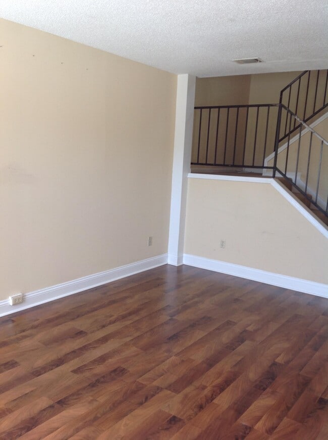 Building Photo - 323 Beverly St