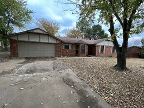 Building Photo - 3 Bed 2 Bath House with 2 Car Garage.