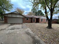 Building Photo - 3 Bed 2 Bath House with 2 Car Garage.