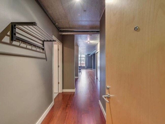 Building Photo - Charming 1 bedroom  1 bath Condo in Portland's Downtown Goose Hollow Neighborhood, with Utilities...