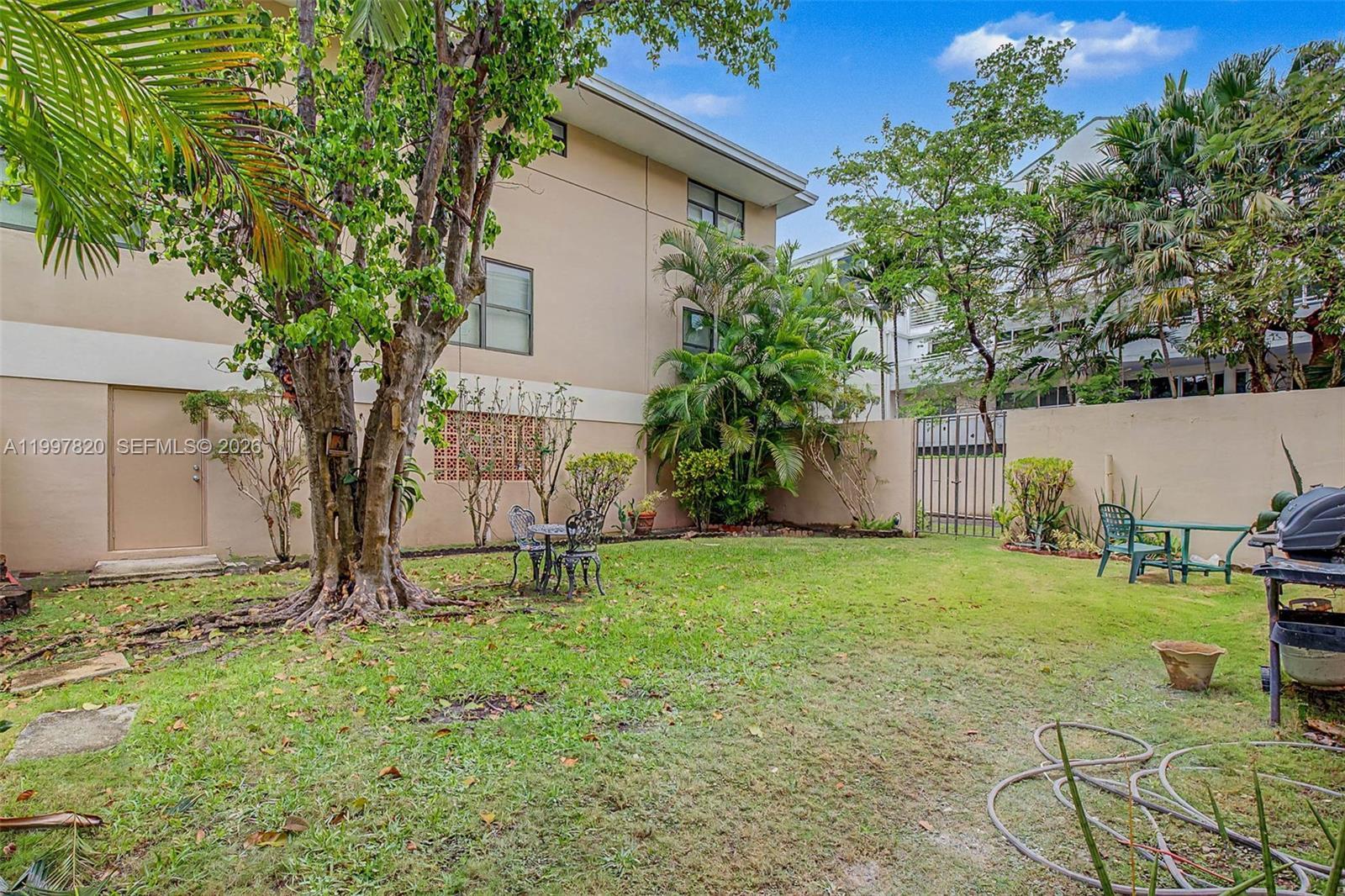 Building Photo - 2000 Brickell Ave