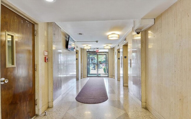 Building Photo - 1121 University Blvd W