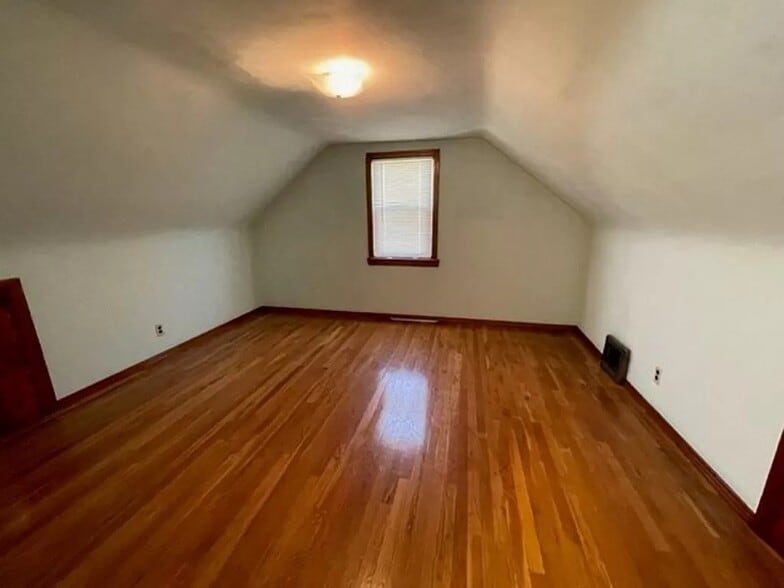 House main floor bedroom - 2823 Pittsburgh Ave