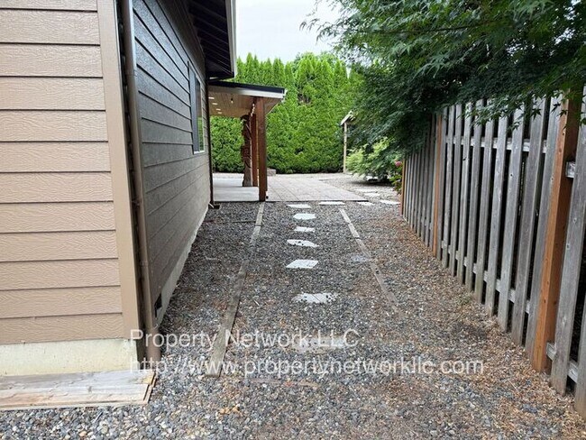 Building Photo - Outstanding 3 Bedroom Fairview Home