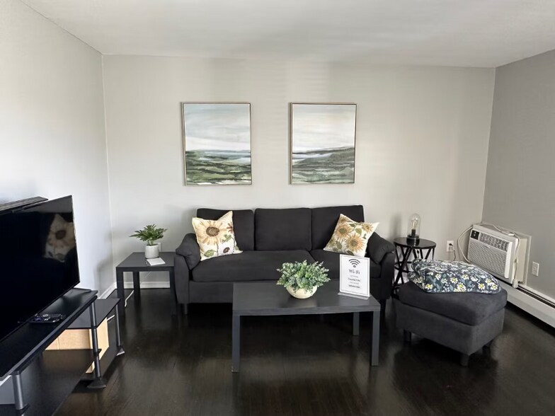 Building Photo - 271 Main St