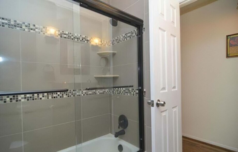 Upstairs Full Bathroom - 4201 Collier Rd