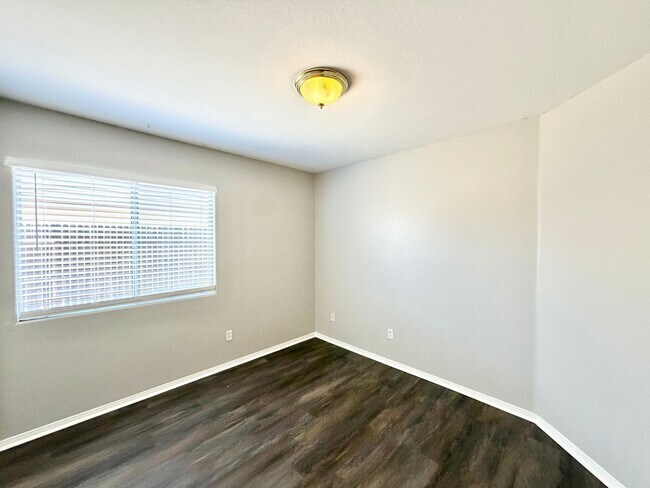Building Photo - 27071 School Park Dr