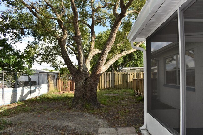 Building Photo - 2 Bedroom 1.5 Bath