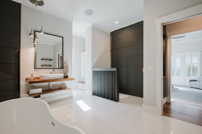 Building Photo - Stunning Custom Home in Palmetto Bluff