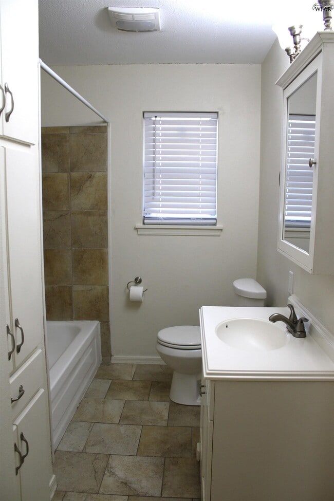 Building Photo - 1610 Christine Rd