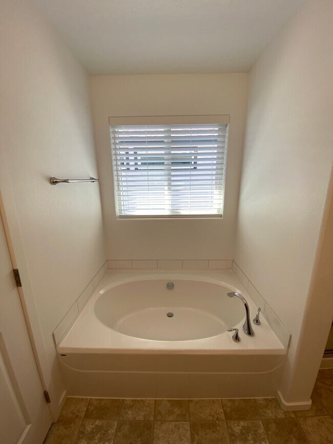 Building Photo - Stunning 3 Bed 2 Bath Rancher in Spokane V...