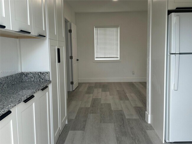 Building Photo - 1308 NW 13th Ct