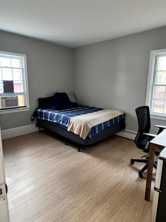 Building Photo - Pennington Rd, Ewing, NJ – 6BR / 2BA. Large single-family home near TCNJ with spacious driveway