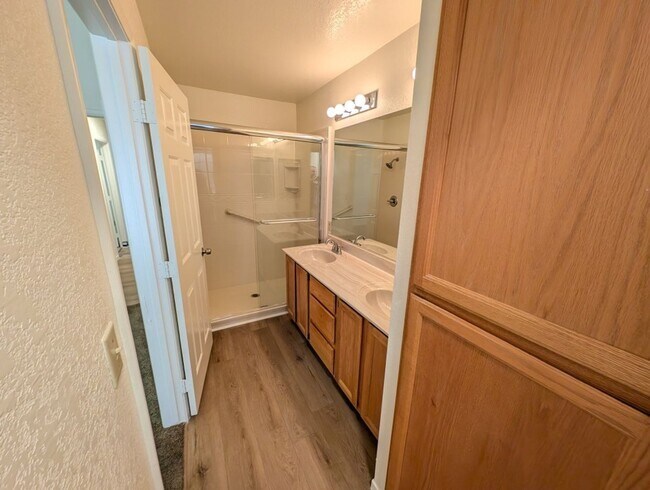 Building Photo - 5117 Kingsbridge