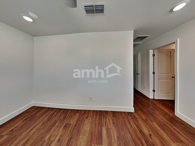 Building Photo - 6622 S 42nd Ln