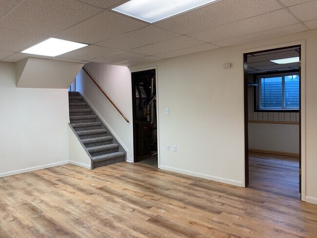 Building Photo - Spacious West-Side Tri-Level Home