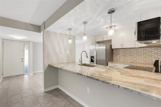 Building Photo - 2 Bed 2 Bath Unfurnished Condo - Sarasota