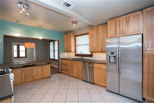 Building Photo - 1214 W 8th St