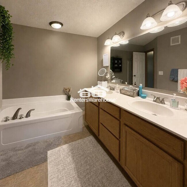 Building Photo - 2BD/1.5BA Townhome in New Prague Available 8/3!