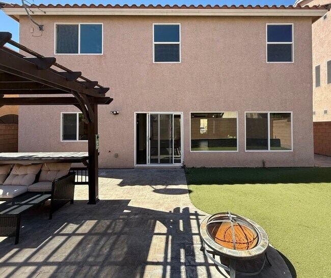 Building Photo - Great 5 bedroom home with RV Parking! Loca...