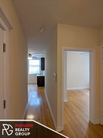 Building Photo - 1615 W Berteau Ave