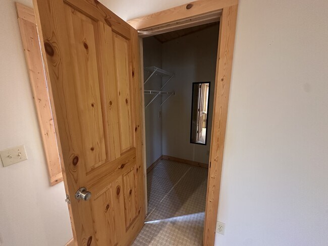 Building Photo - 705 Palisade Dr