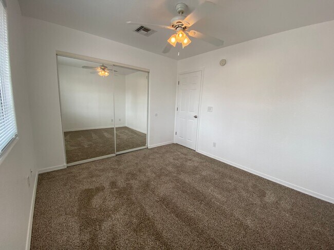 Building Photo - Great 3 Bedroom Home in Golden Valley on Pavement!