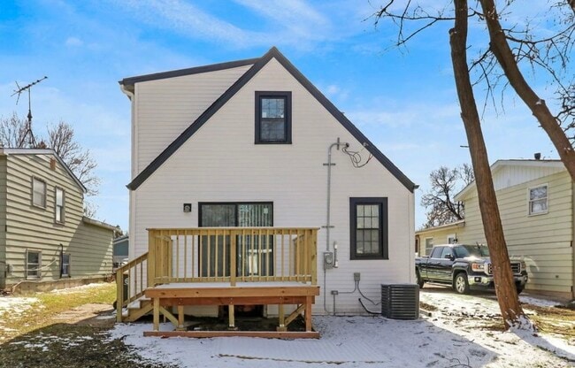 Building Photo - 114 Beachview Dr