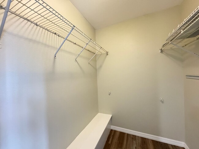 Building Photo - 5268 Middle Ct