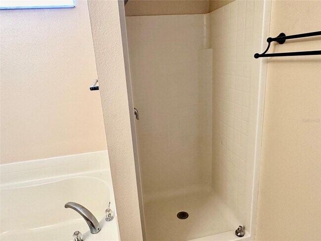 Building Photo - 536 Lakeview Dr