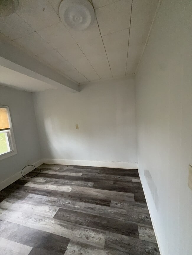 Building Photo - 2 Bedroom 1 Bathroom