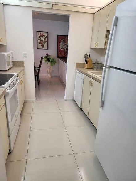 Building Photo - 5440 N Ocean Dr