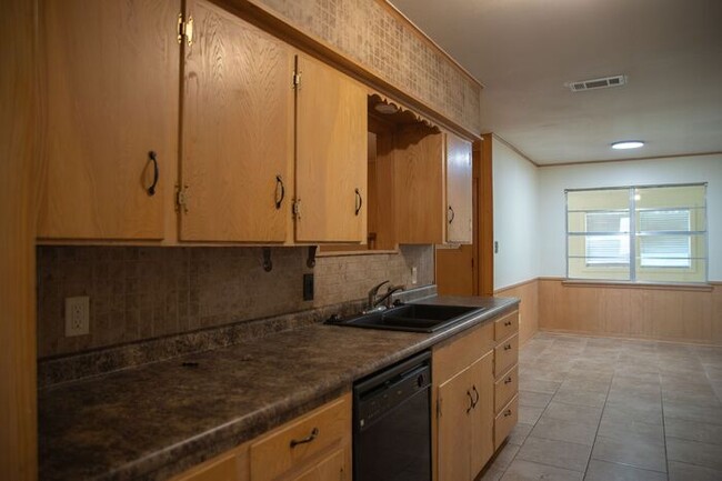Building Photo - Available Now! 3 Bedroom 2 Bath Near TJC!
