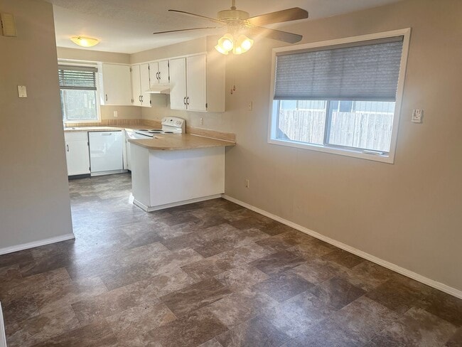 Building Photo - MCQ908